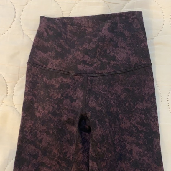 New condition Lululemon leggings - Picture 3 of 3